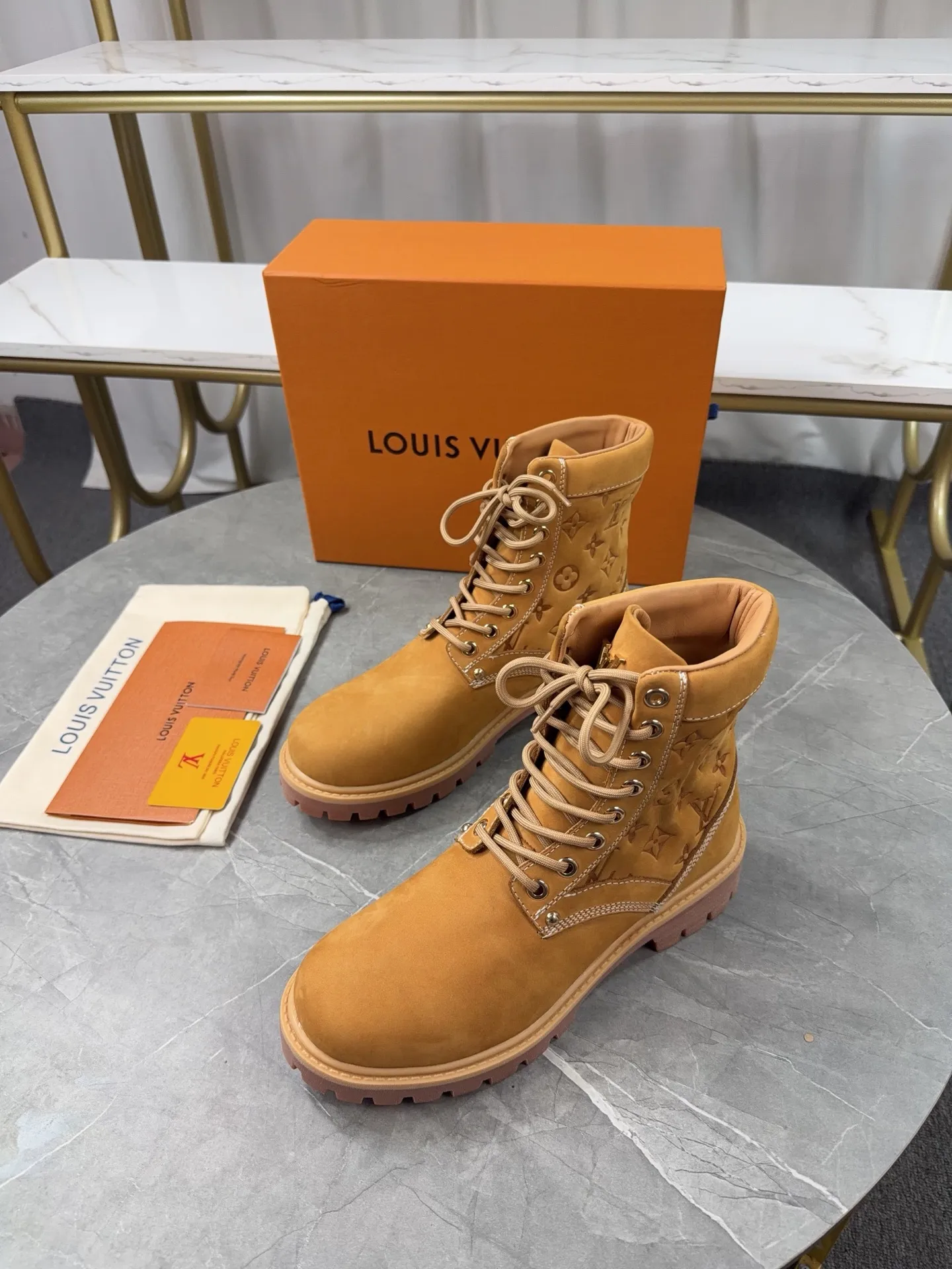 p720🐮🐮2025 top version: couple style LV presbyopia, embossed rhubarb boots, ankle boots, embossed waterproof nubuck cowhide boots, relying on the brand's exquisite craftsmanship to carefully reshape the classic T 6-inch boot shape in Italy to create an American-style autumn and winter men's and women's wear show. The original laces and outsole are exquisitely detailed, and the leather label expresses the cooperation logo. Exquisite packaging at the delivery counter🛍📦 ▪️Fabrics: Original customized imported first-layer cowhide ▪️Inner lining: Original customized leather lining/mesh lining ▪️Outsole: Original molded anti-slip rubber material ▪️Sole thickness: 3.5CM ▪️Size: 35-40 for women and 39-46 for men